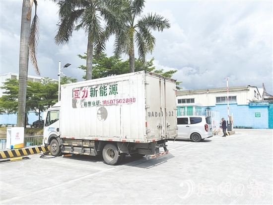 充電站位置優(yōu)越，吸引了很多過路車輛進(jìn)場充電。