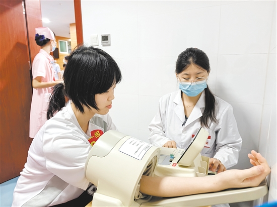 考生有序參加體檢。