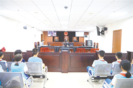 學(xué)生旁聽“幫信罪”案件庭審。