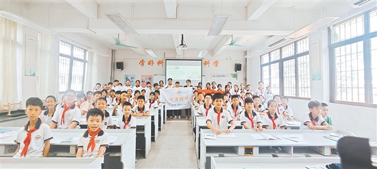 突擊隊(duì)走進(jìn)雙水鎮(zhèn)東凌小學(xué)，開展中藥材知識科普活動(dòng)。