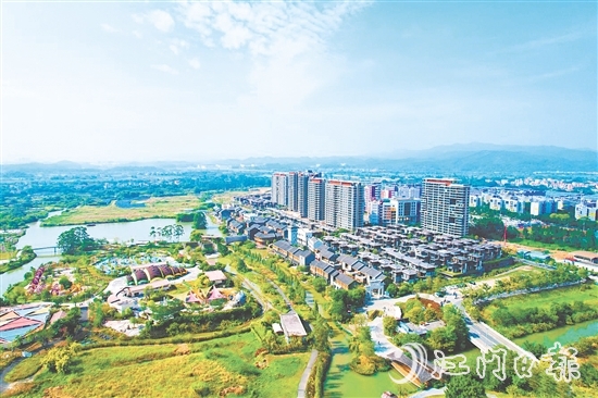 古勞鎮(zhèn)雙橋村將約43公頃（645畝）耕地及魚(yú)塘對(duì)接華僑城古勞水鄉(xiāng)景區(qū)發(fā)展魚(yú)耕農(nóng)旅項(xiàng)目，每年村、組兩級(jí)收入達(dá)225萬(wàn)元。圖為古勞水鄉(xiāng)景區(qū)。