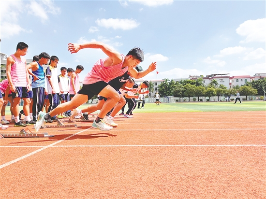 體育班學(xué)生在進(jìn)行專業(yè)訓(xùn)練。