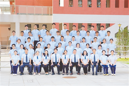 “王炸班級(jí)”高三（3）班合影。