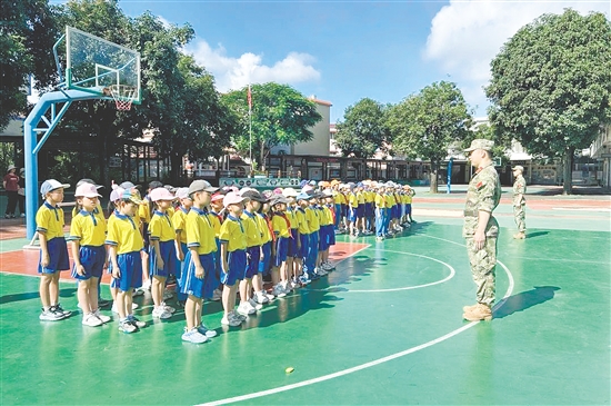 各班學(xué)生齊心協(xié)力、步伐堅定、口號響亮，以滿腔熱情展示訓(xùn)練成果。