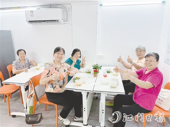 老人在南興社區(qū)嵌入式公共服務(wù)點(diǎn)的長者食堂用餐。