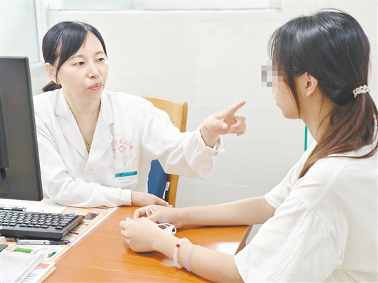 學(xué)生群體在暑假走進(jìn)“變美”診室。醫(yī)生提醒，做有必要的美容手術(shù)，沒有必要的美容手術(shù)一定不要做。