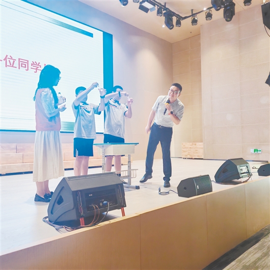 醫(yī)護人員與學(xué)生在臺上互動。