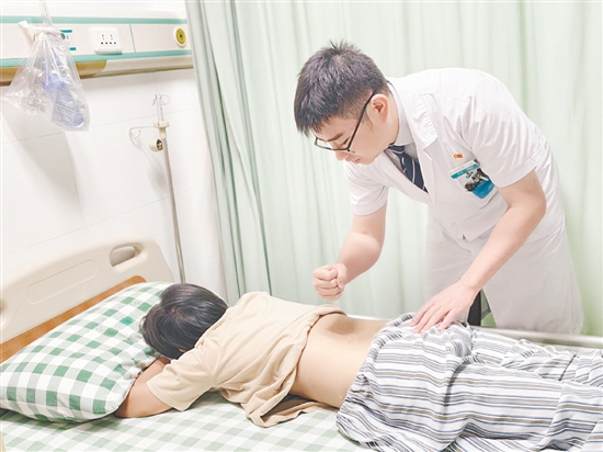 醫(yī)生對患者進行檢查。