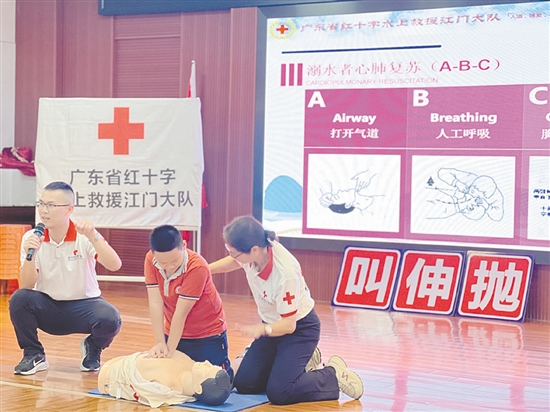 學(xué)生在工作人員指導(dǎo)下進(jìn)行模擬急救。