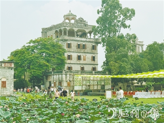 ▲當(dāng)天，不少市民、游客到自力村景區(qū)游玩，在賞碉樓的同時(shí)參與嘉年華的各項(xiàng)活動。