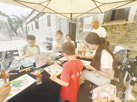 市民、游客參加世遺保護(hù)研學(xué)工作坊，感受非遺魅力。