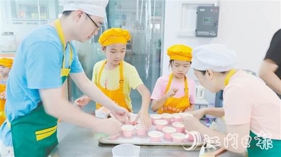 在專業(yè)培訓(xùn)導(dǎo)師的指導(dǎo)下，家長(zhǎng)和孩子一同學(xué)習(xí)紙杯蛋糕的制作工藝。