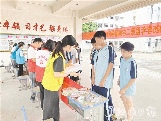 工作人員向?qū)W生宣傳防溺水知識。