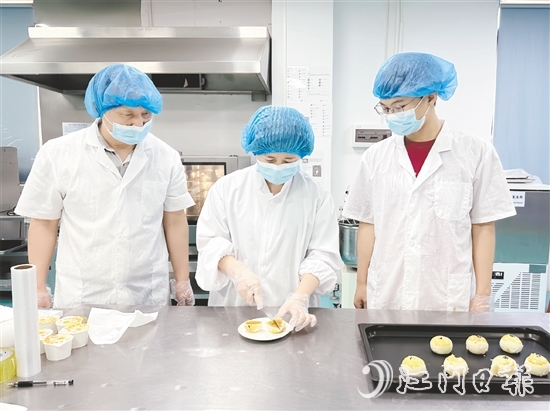 針對(duì)消費(fèi)者對(duì)食品健康的要求，旭日蛋品在鴨源的營(yíng)養(yǎng)或飼養(yǎng)習(xí)性上去作出改變，以控制產(chǎn)品脂肪含量。