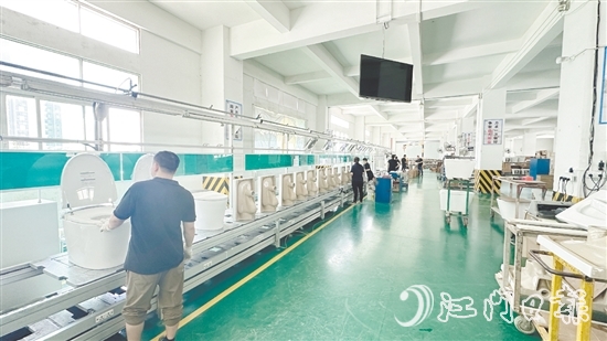 金牌潔具已在廣東開平、佛山設(shè)立多個生產(chǎn)基地，年產(chǎn)能超過300萬件，生產(chǎn)面積逾30萬平方米，員工總數(shù)超過2000人。