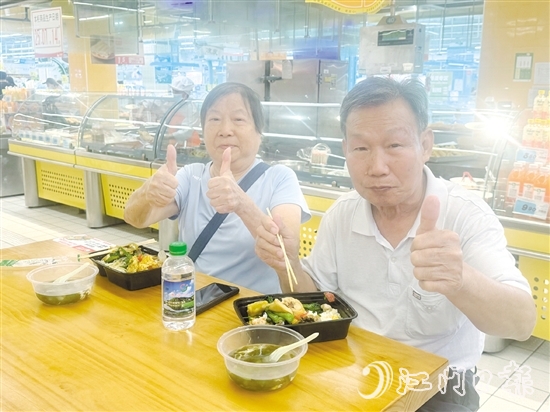 啟用當(dāng)天，大潤發(fā)超市“小開社區(qū)飯?zhí)谩蔽瞬簧匍L者前來參加試吃活動。