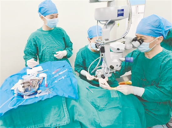 醫(yī)生為患者進行手術(shù)。