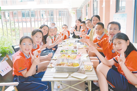 學生與校長共進午餐。