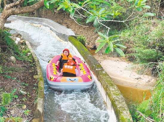 夏天，許多市民游客都熱衷漂流。