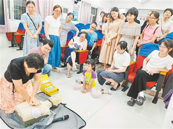 當天還舉行了教職工應急救護培訓。