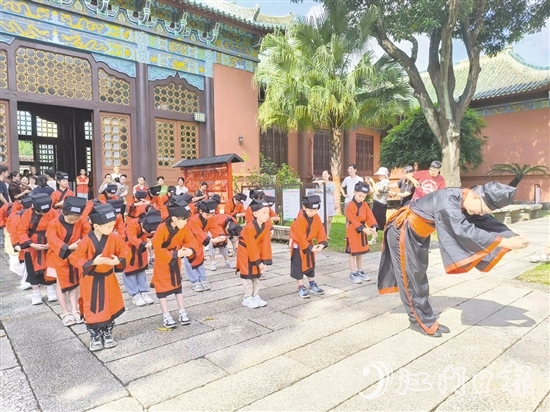 現(xiàn)場，30名身穿傳統(tǒng)漢服的新學(xué)員到大成殿行拜師禮。