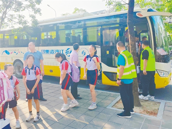 新會區(qū)“點(diǎn)單式”定制公交服務(wù)讓許多學(xué)校成為受益者。