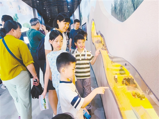 親子家庭在小鳥天堂生態(tài)體驗館學(xué)習(xí)參觀。