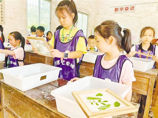 荷溪星舍民宿將歷史文化和鄉(xiāng)村自然生態(tài)有機結(jié)合，定期開展手工實踐活動。