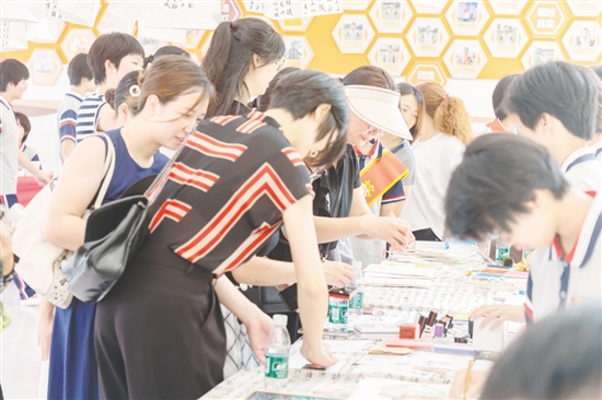 活動現(xiàn)場還設(shè)有“慧樂僑創(chuàng)·智藝未來”教育主題活動展示。