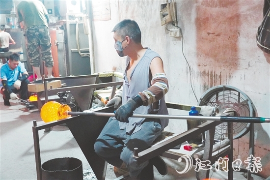 旺得玻璃多年來始終堅(jiān)守在玻璃吹制技藝傳承與創(chuàng)新的道路上。