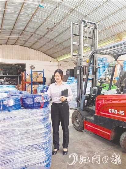 賴雯雯走訪企業(yè)，挖掘客戶需求。