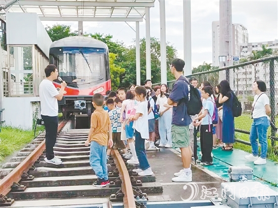 科普老師講解軌道交通知識。