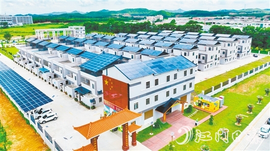走進(jìn)址山鎮(zhèn)蓮珠新村，傳統(tǒng)的農(nóng)村建筑經(jīng)過(guò)“光伏+”改造后，充滿科技感。