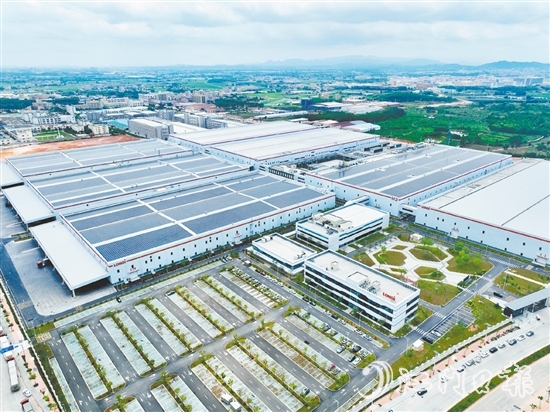 隆基綠能大面積廠房屋頂安裝高轉(zhuǎn)化率光伏組件，通過(guò)自發(fā)自用，大幅降低企業(yè)能耗。