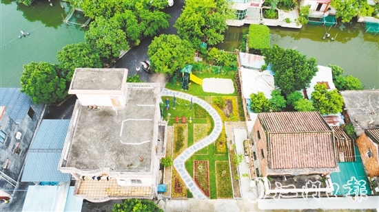 雙橋村完善基礎(chǔ)設(shè)施、提升人居環(huán)境，實(shí)現(xiàn)了村莊的美麗蝶變。