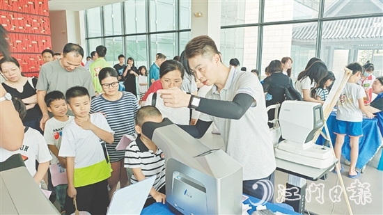 在劇場外，鶴山愛爾新希望眼科醫(yī)院布置了多個服務(wù)攤位，為孩子們提供眼健康檢查。