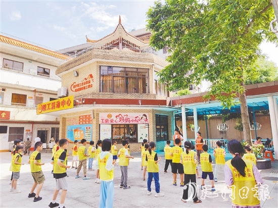 在沙坪街道桂林社區(qū)，學(xué)員們在教練的帶領(lǐng)下學(xué)習(xí)“詠春拳”。