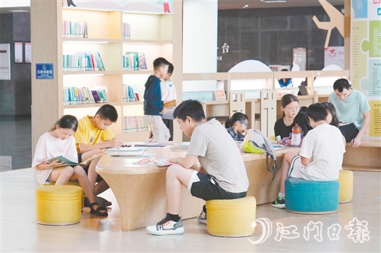 炎炎夏日，鶴山市圖書館成為市民避暑充電的熱門去處。