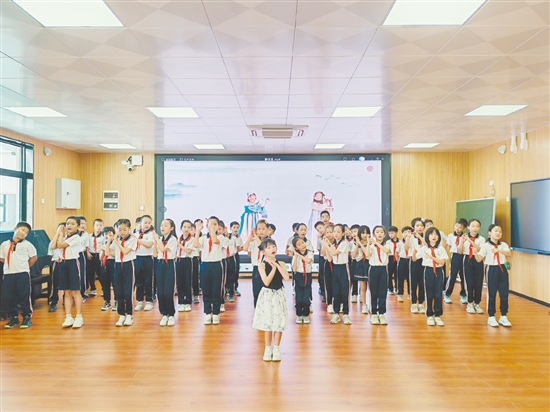 鶴山一中附屬小學(xué)開展古詩新唱活動，各班結(jié)合音樂、舞蹈等形式，呈現(xiàn)意境唯美、精彩活潑的吟誦舞臺。