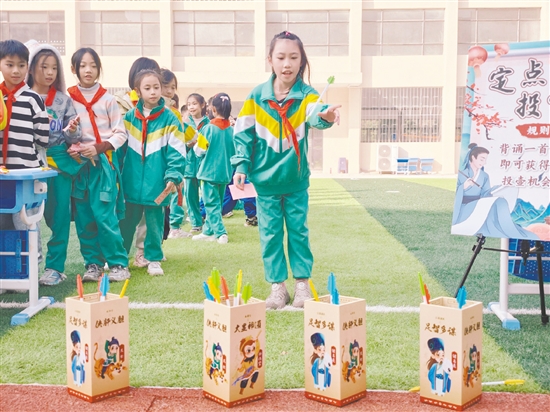 鶴山一中附屬小學(xué)結(jié)合不同學(xué)科，定期開展豐富多彩的古詩詞活動，讓學(xué)生在玩中學(xué)、在學(xué)中玩。