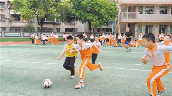 球員們在場上展開角逐。