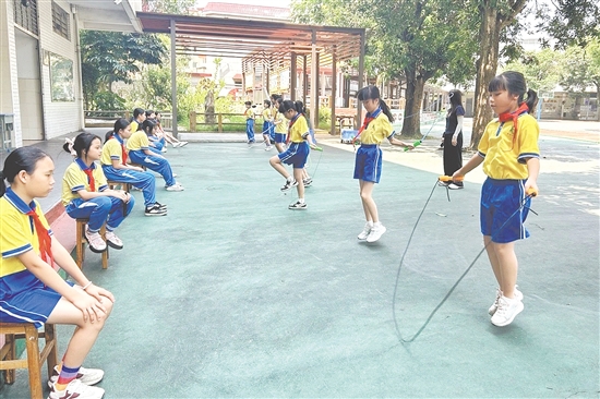 學(xué)生們有的輕盈彈跳、有的快速擺臂、有的穩(wěn)健加速，跳繩在空中劃出一道道弧線。