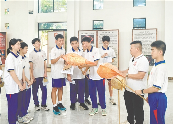 學(xué)生動(dòng)手制作魚(yú)燈，感受傳統(tǒng)文化魅力。