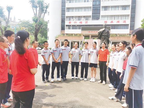 中考放榜后，景賢學(xué)校部分師生相聚校園，分享喜悅。