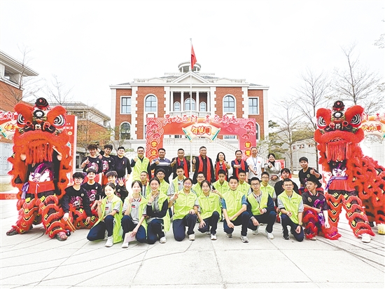 景賢學(xué)校十分重視德育。圖為開學(xué)儀式上的師生志愿者合影。