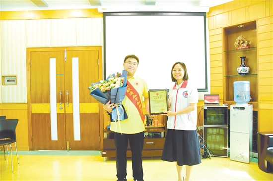 江門市紅十字會為陳杰峰頒發(fā)榮譽(yù)證書。