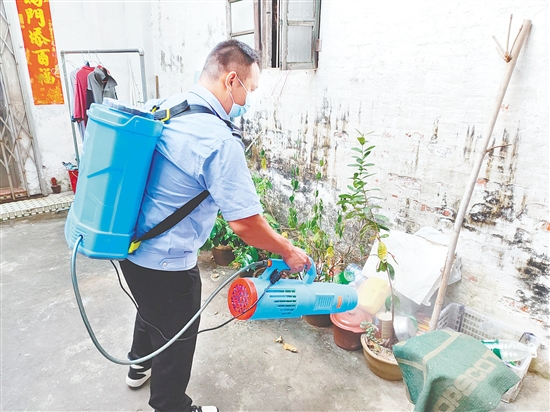 工作人員正在消殺滅蚊。