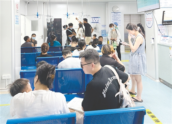 家長(zhǎng)帶著孩子在候診。