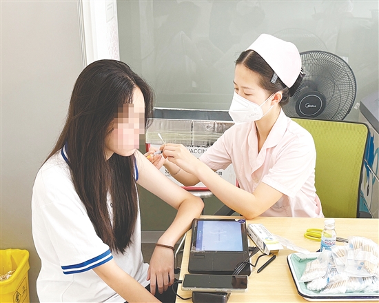 市民接種疫苗。
