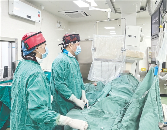 醫(yī)生為患者進(jìn)行手術(shù)。